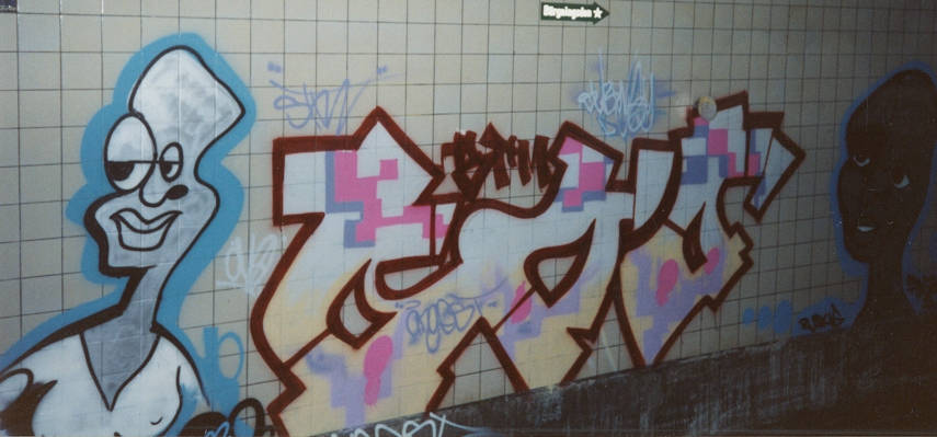 Graffiti färgsatte elevskåp på skola