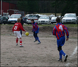 Patrik och Andreas H skojar med en Balltorp-spelare...